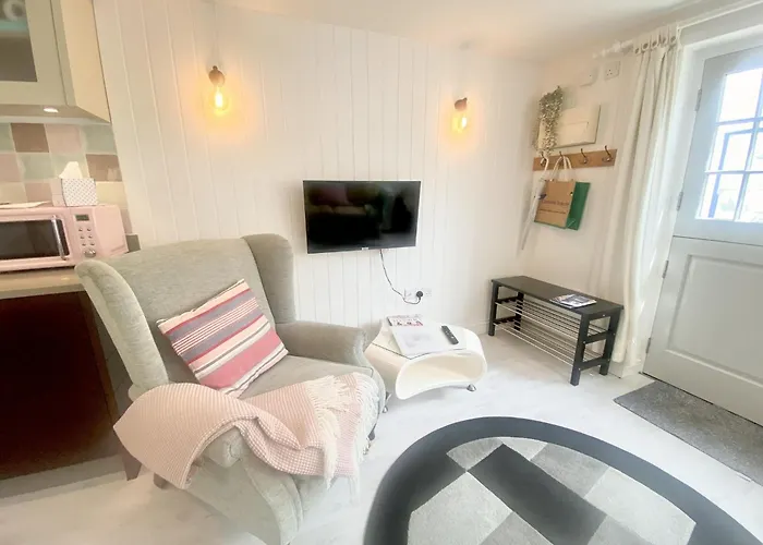 Stylish Cottage With Quay And River View