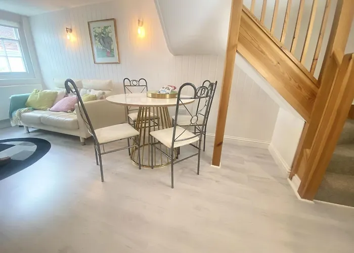 Stylish Cottage With Quay And River View