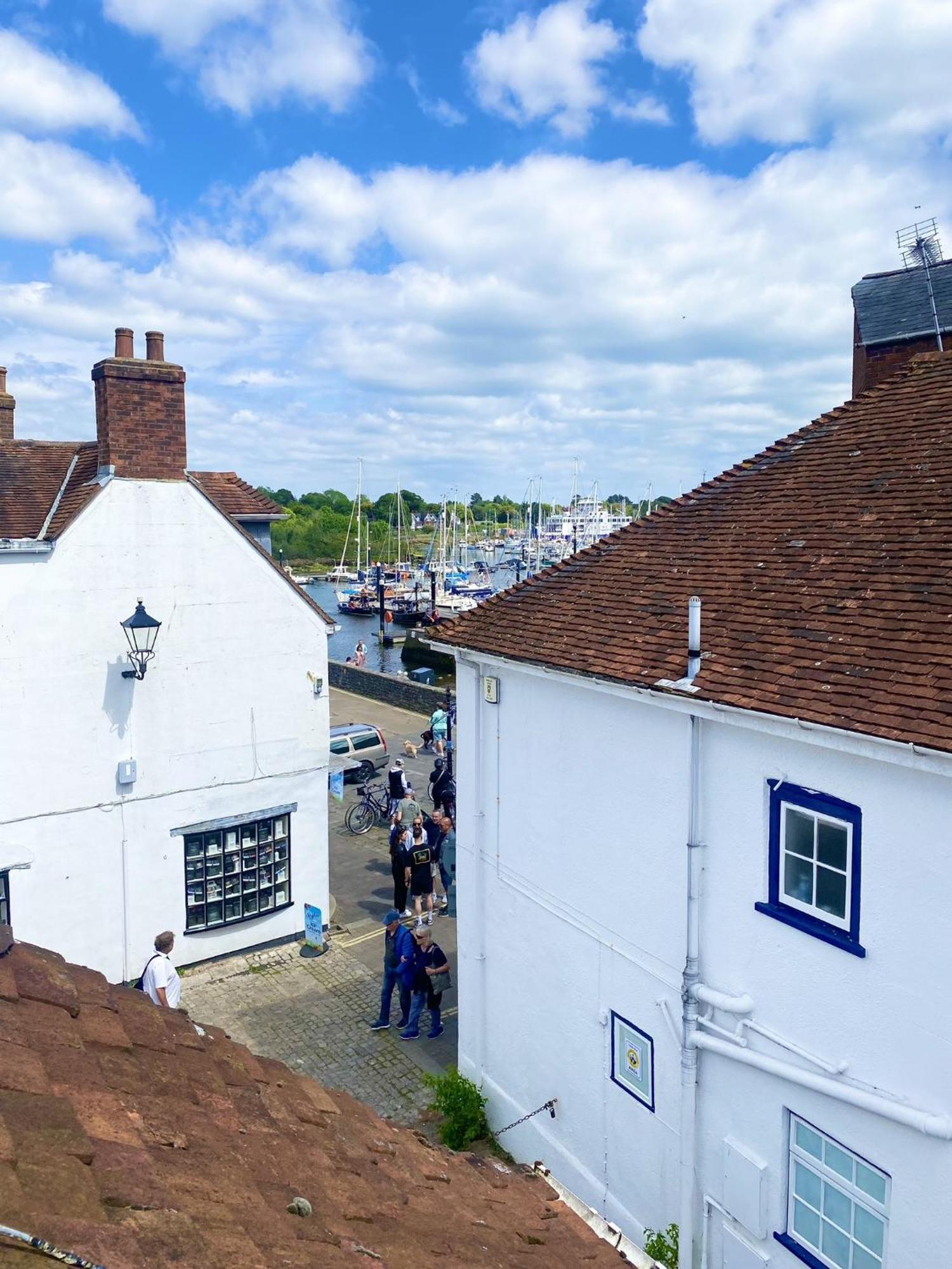Stylish With Quay And River View Vakantiehuis *
